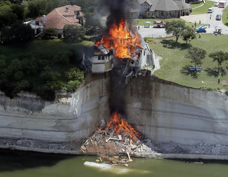 fot. Brandon Wade / Reuters / 13 czerwca 2014  Lake Whitney, Stany Zjednoczone  Tragiczne skutki osunięcia gruntu.